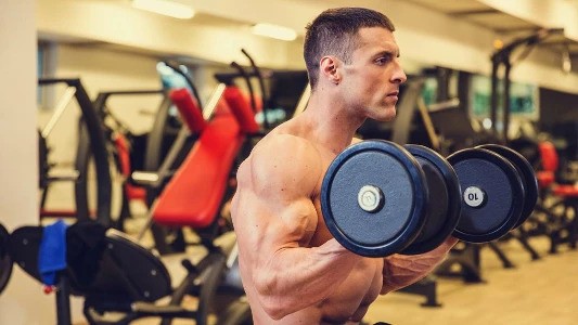 تمرين كمال أجسام بالدمبل لبناء العضلات