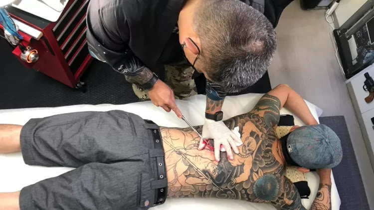 اضرار رسم الوشم على الجسم